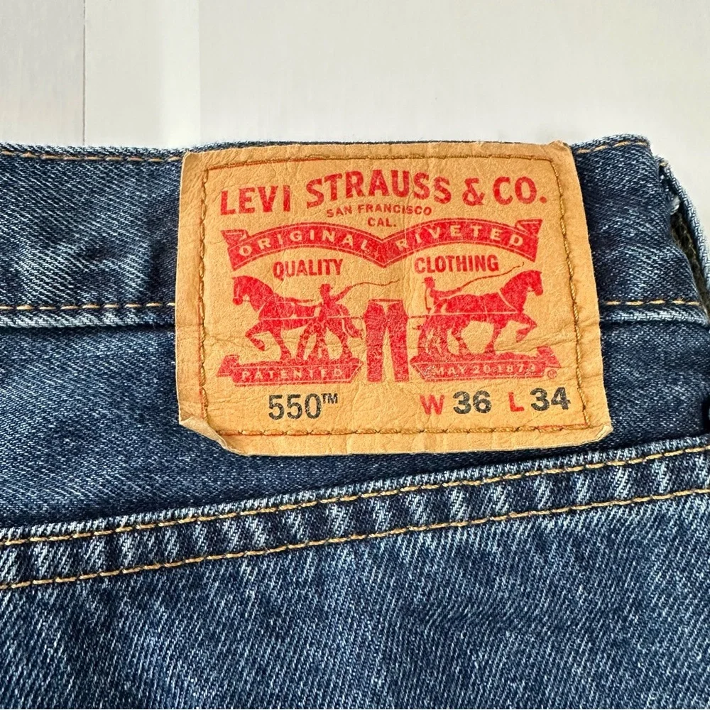 Levi’s men’s size 36/34 550‎ dark wash straight leg denim jeans
